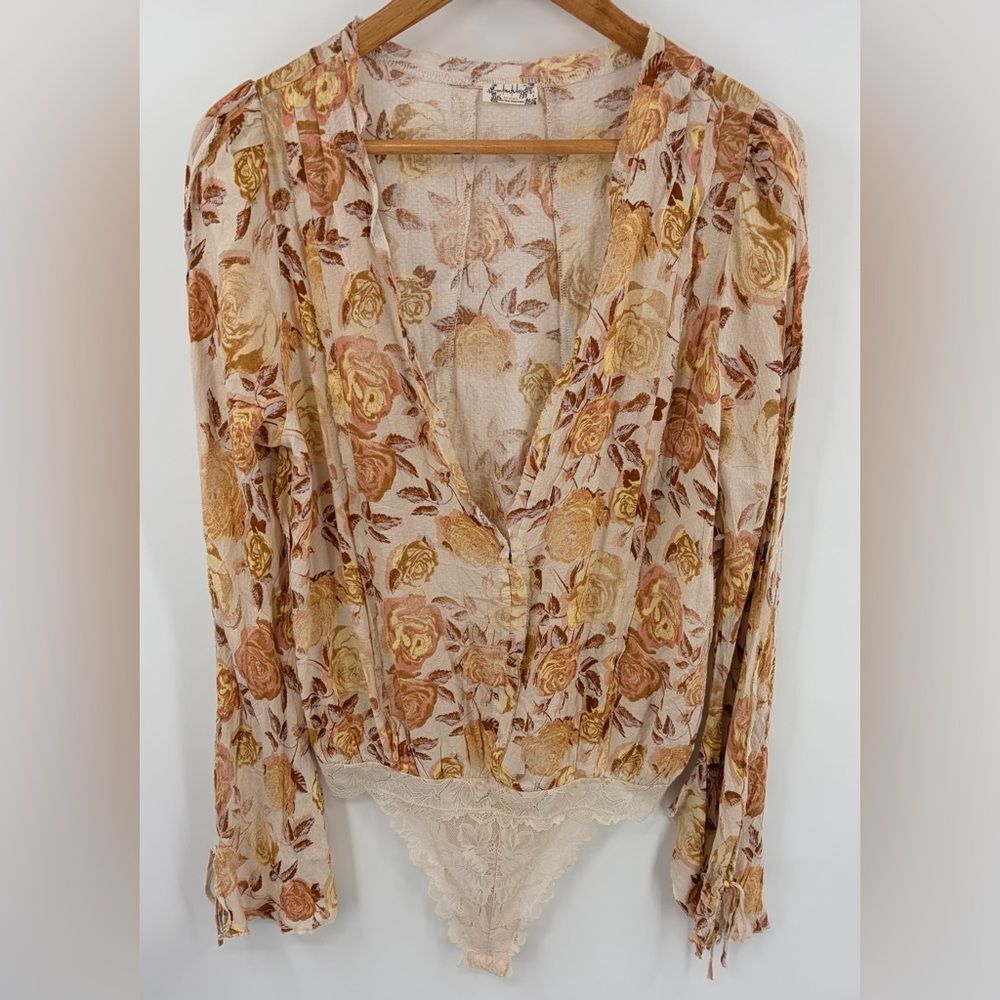 Free People intimately everything’s rosy floral v-neck lace thong l/s bodysuit M